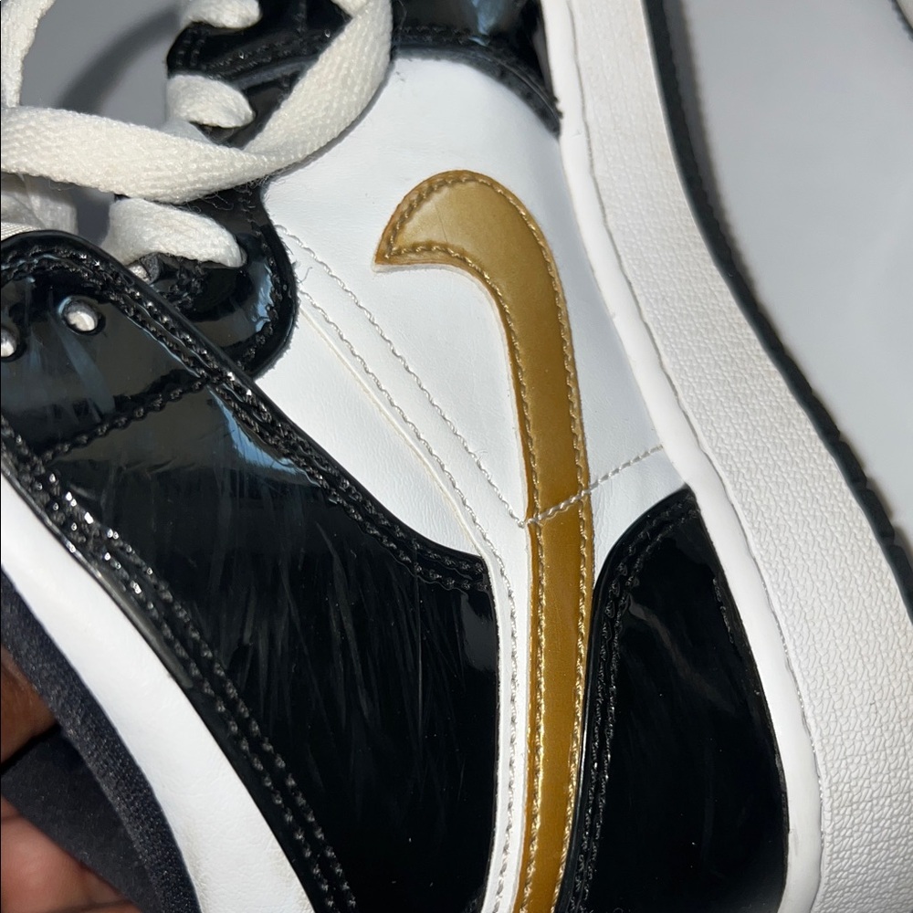 Youth Nike Air Jordan 1 Mid size 5Y - Picture 7 of 11